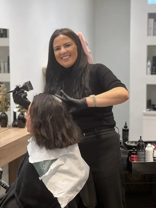 Amal kleurt het haar van een klant in Maison de Coiffure in Knokke