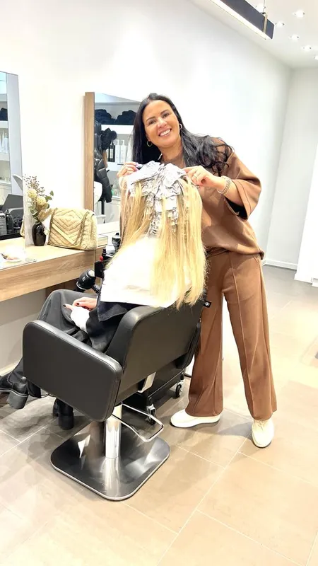 Amal brengt mèches in folie aan bij een klant met lang blond haar