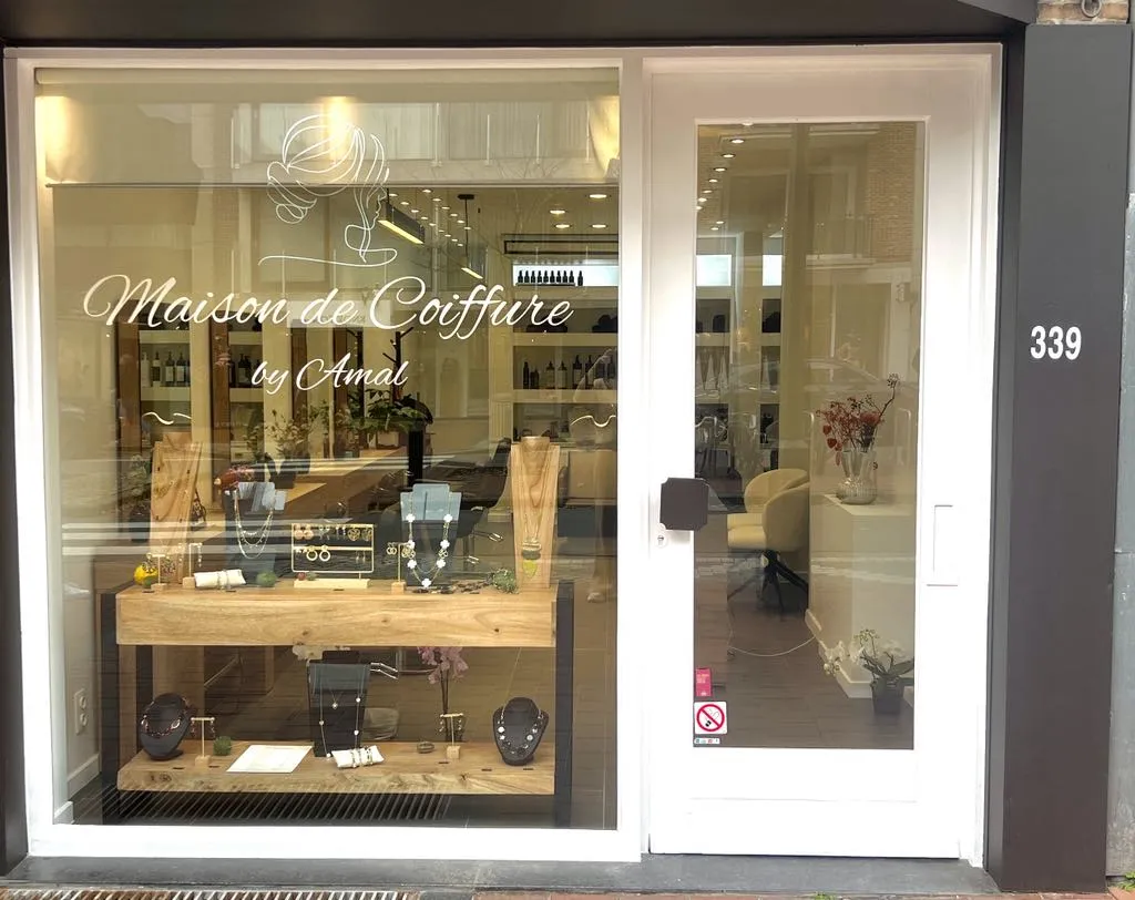 De witte gevel van Maison de Coiffure by Amal aan de Lippenslaan 339 in Knokke